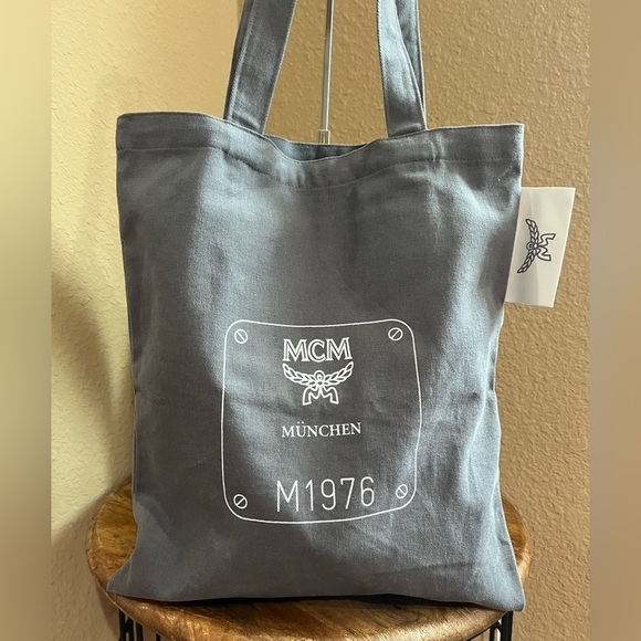MCM LIMITED CANVAS TOTE - Picture 1 of 8